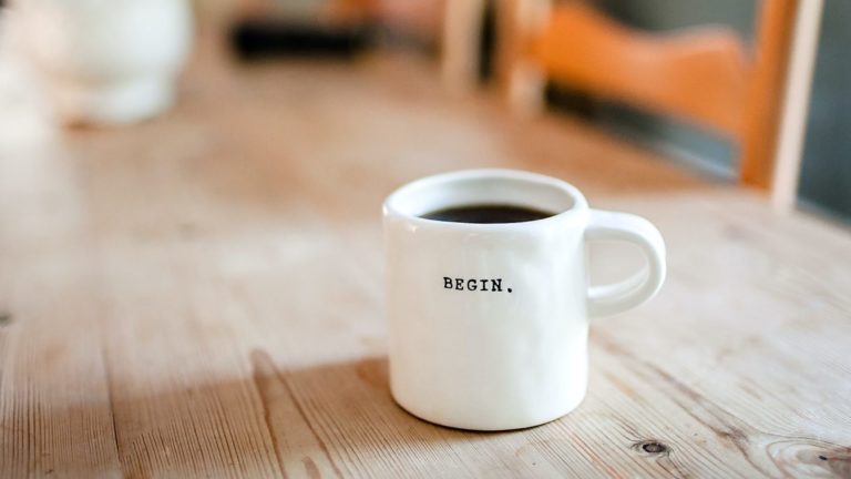 Begin Kaffee - Foto von Danielle MacInnes